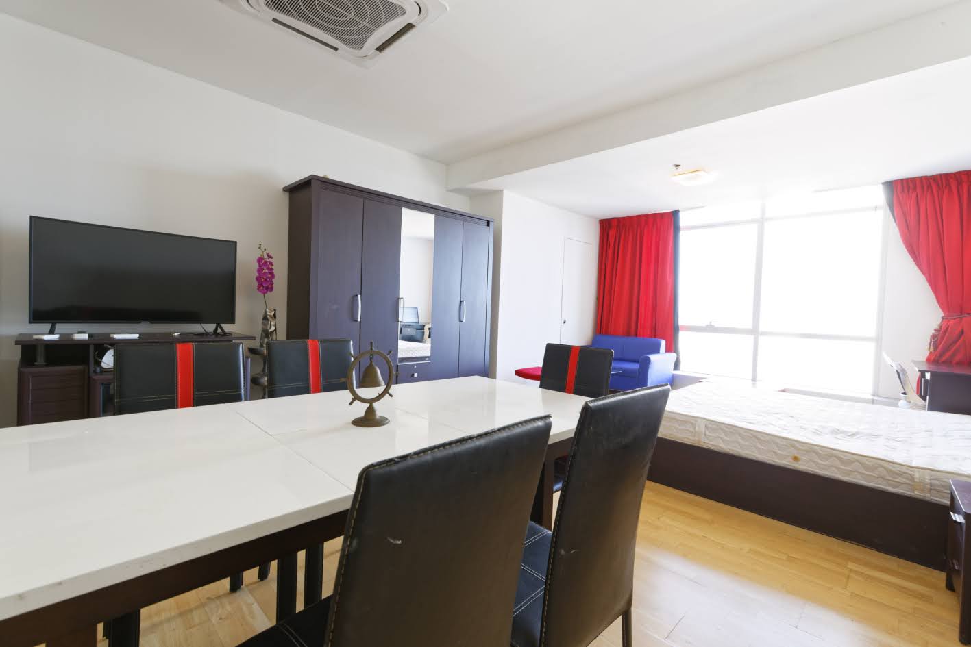 Studio 1-Bath 47 sqm Condo at Baan Sathorn Chaopraya Near BTS Saphan Taksin for Rent 13,000 THB / Sale 4.5M THB