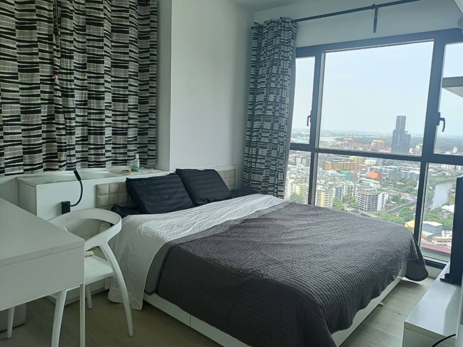 1-Bed 1-Bath 42 sqm River View Condo Near BTS Phra Khanong for Rent 24,500 THB