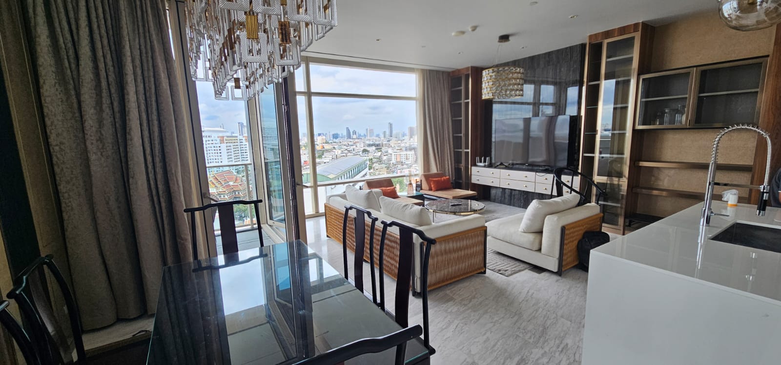 4-Bed 3-Bath 250 sqm Condo at Four Seasons Apartments near BTS Saphan Taksin for Rent 350K THB