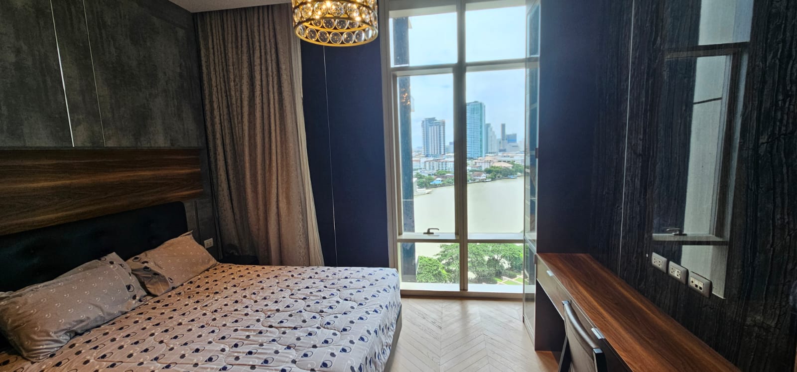 4-Bed 3-Bath 250 sqm Condo at Four Seasons Apartments near BTS Saphan Taksin for Rent 350K THB