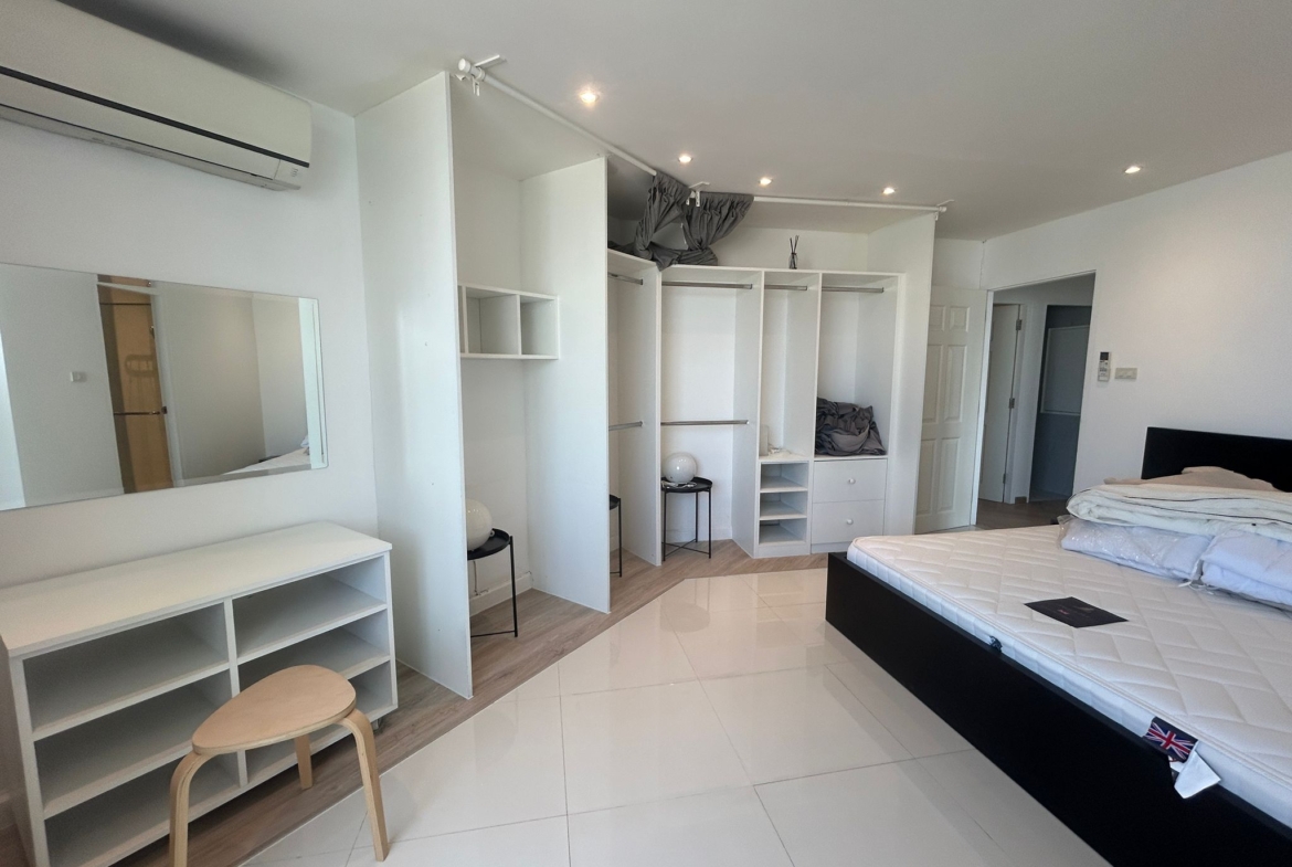 3-Bed 2-Bath 137 sqm Condo at D.S. Tower 2 Near BTS Phrom Phong for Rent 67,000 THB/month