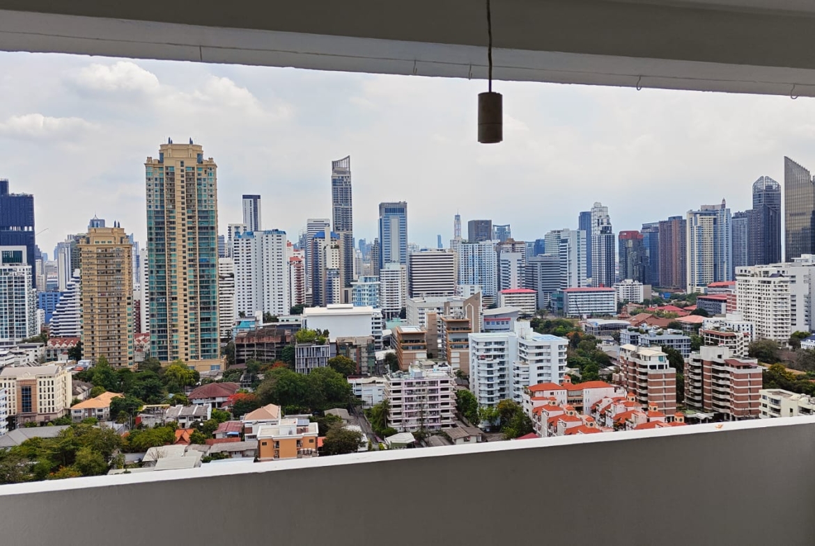 3-Bed 2-Bath 137 sqm Condo at D.S. Tower 2 Near BTS Phrom Phong for Rent 67,000 THB/month